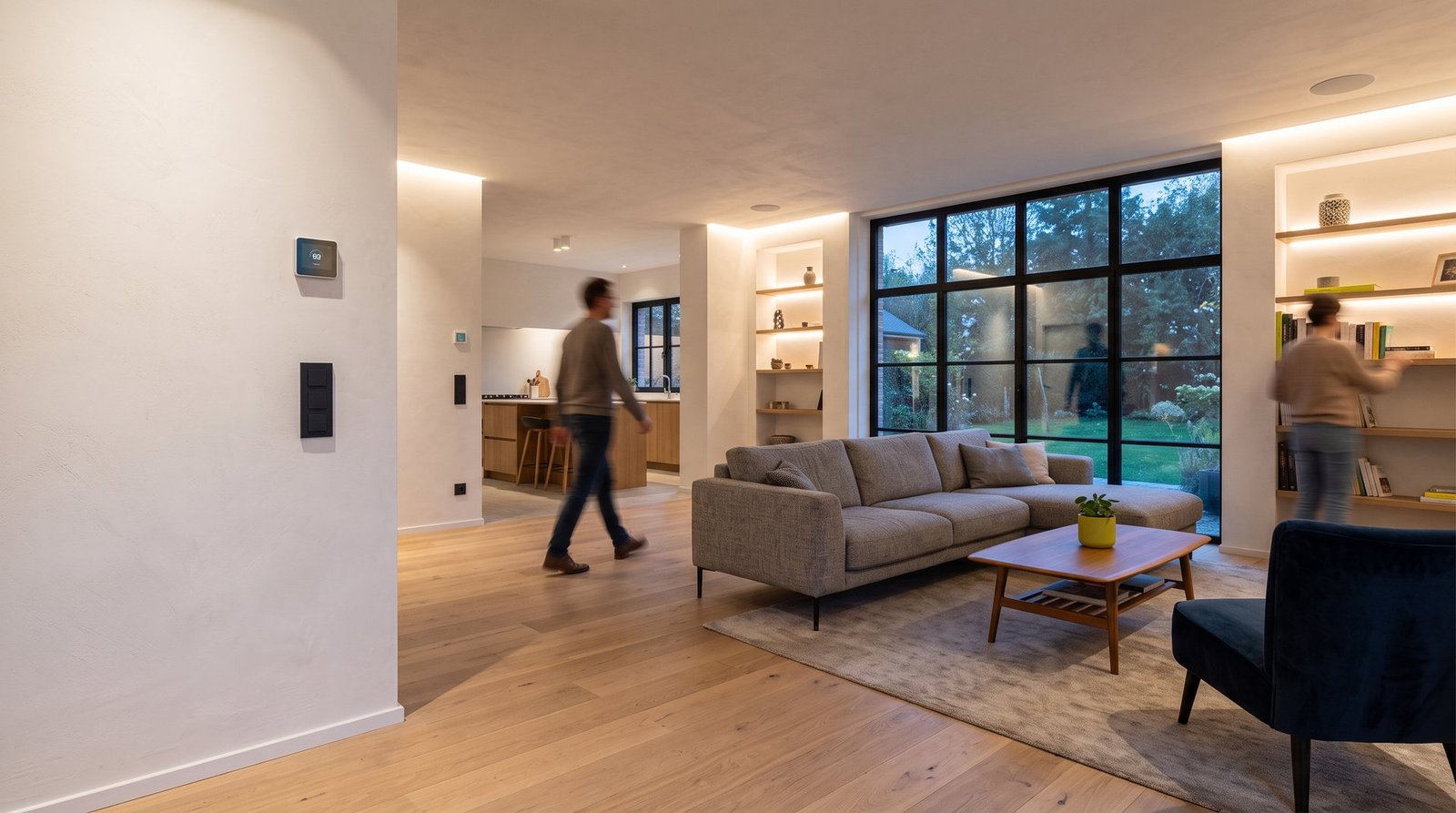 Moderne leefruimte met discreet geïntegreerde smart-home technologie