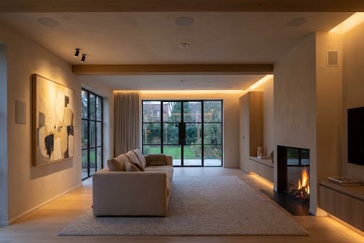 Sfeerbeeld van smart-home technologie in een moderne leefruimte